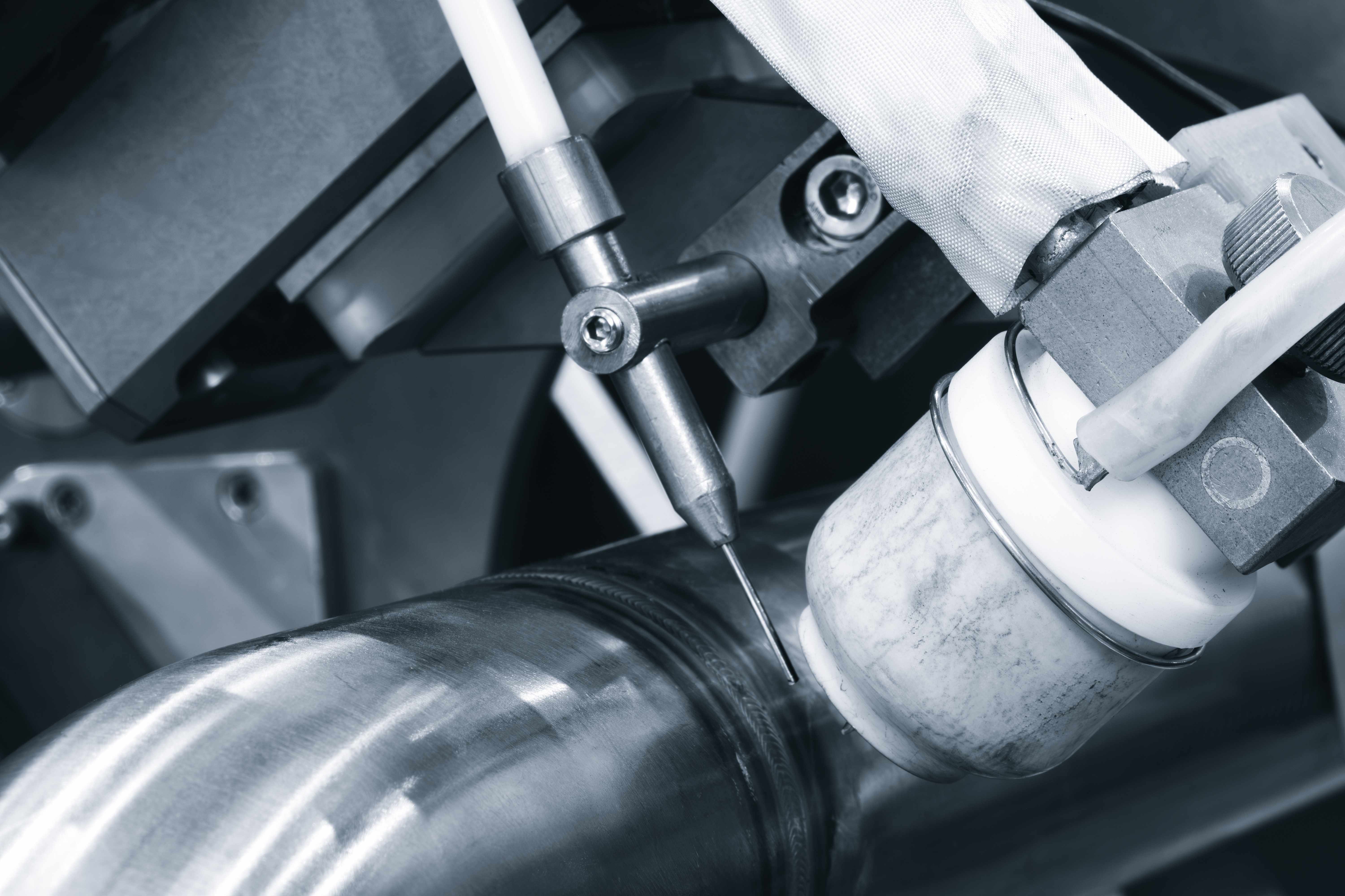 Precision orbital welding machine on tube